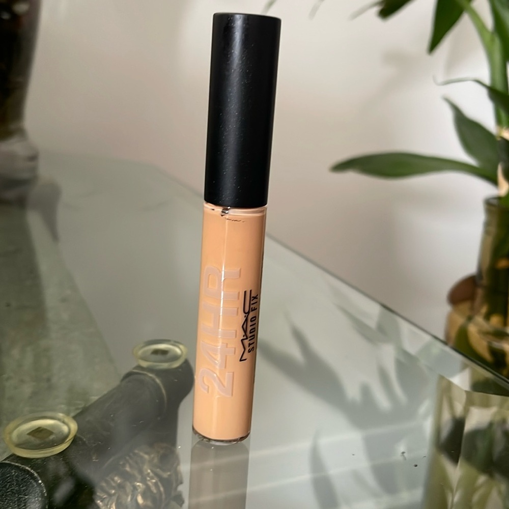 MAC 24 Hr Smooth Wear Concealer in NC42